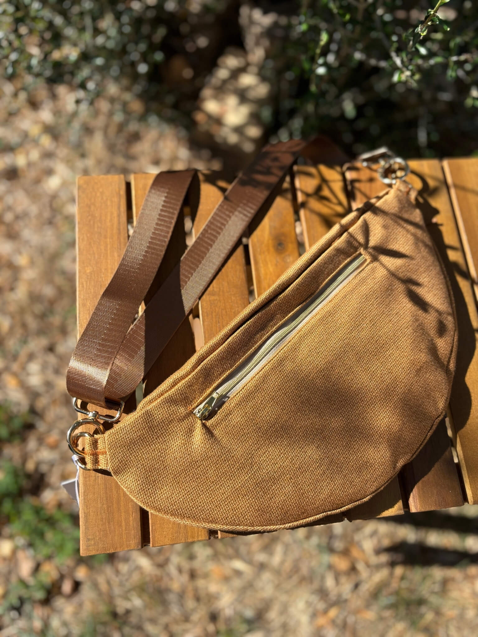 Sac banane camel en coton, avec une sangle mordorée réglable.