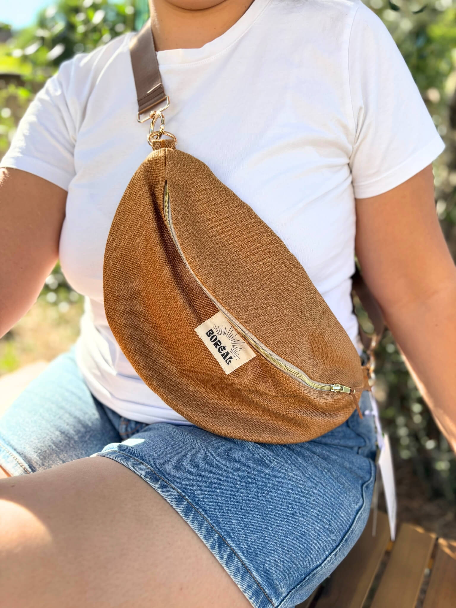 Sac banane camel en coton, avec une sangle mordorée réglable.