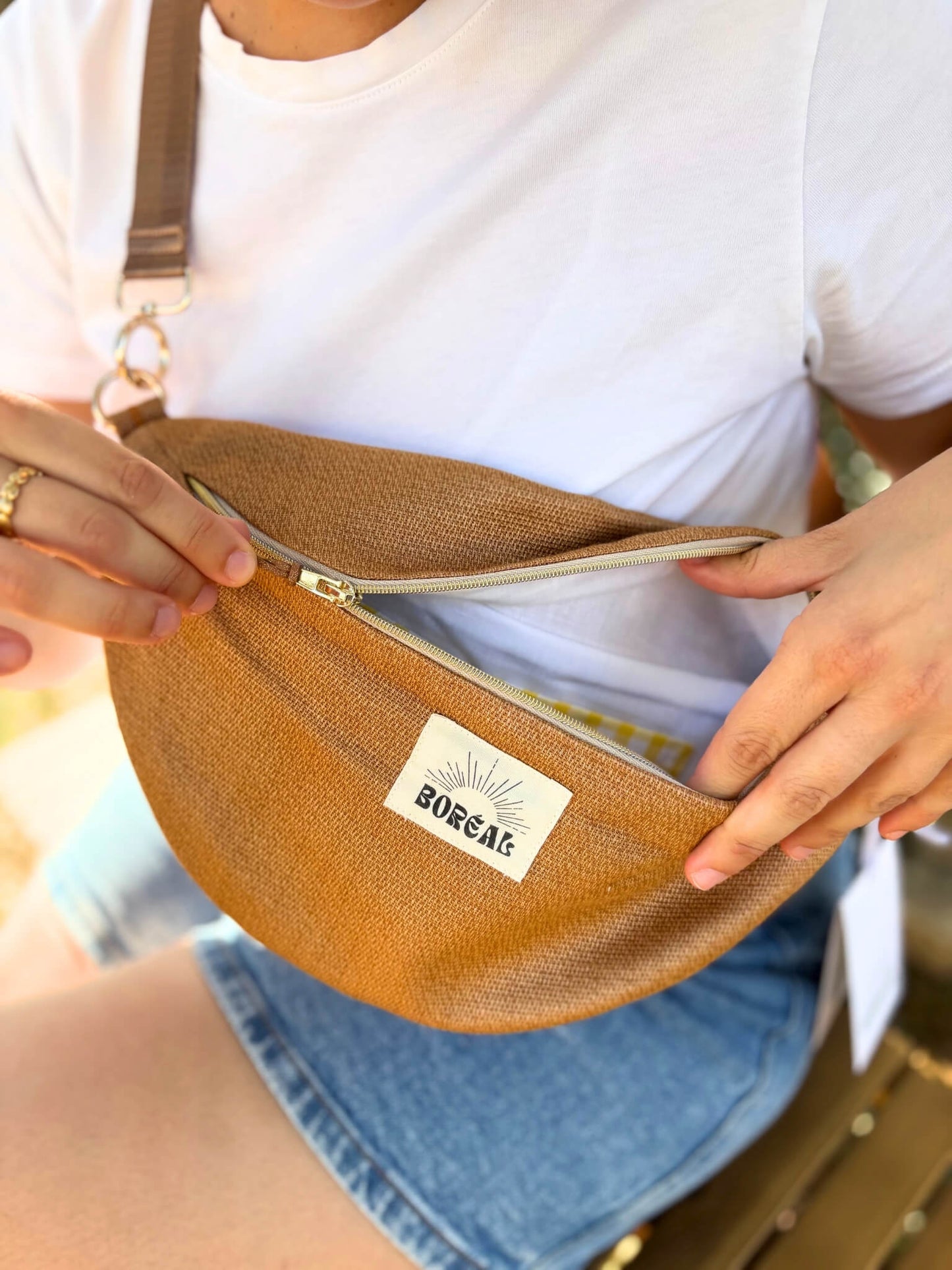 Sac banane camel en coton, avec une sangle mordorée réglable.