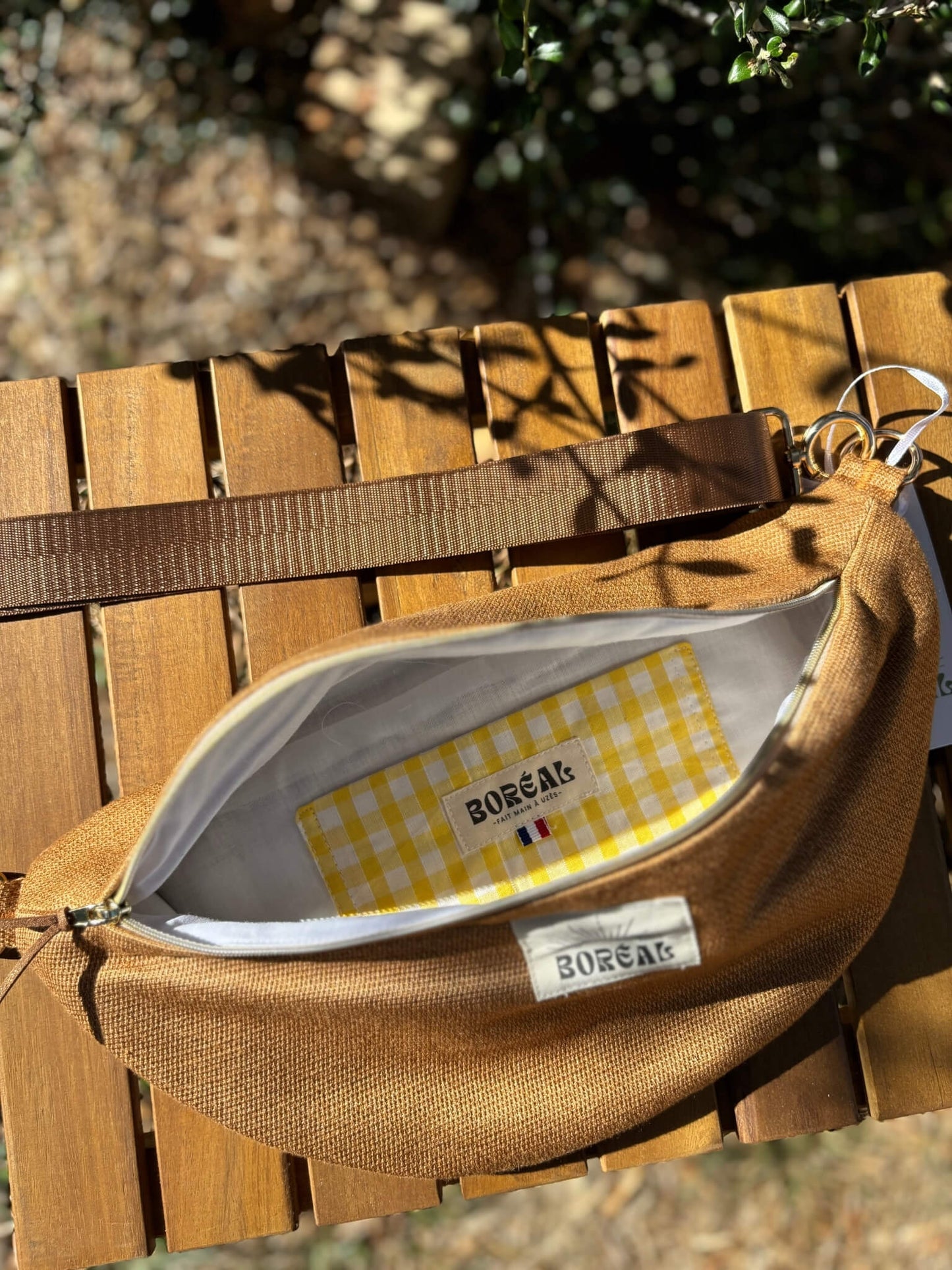 Sac banane camel en coton, avec une sangle mordorée réglable.
