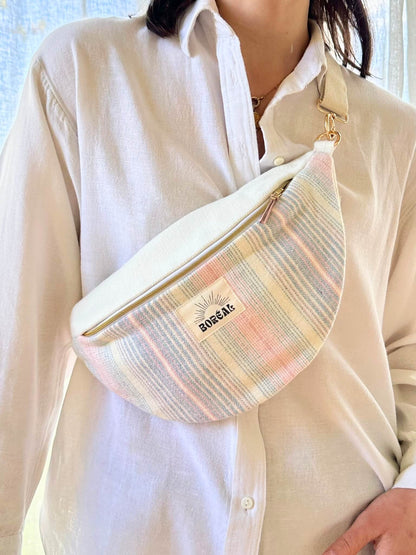 Sac banane bleu et blanc pour femme printemps, en laine, lin et coton, fabriqué en France.