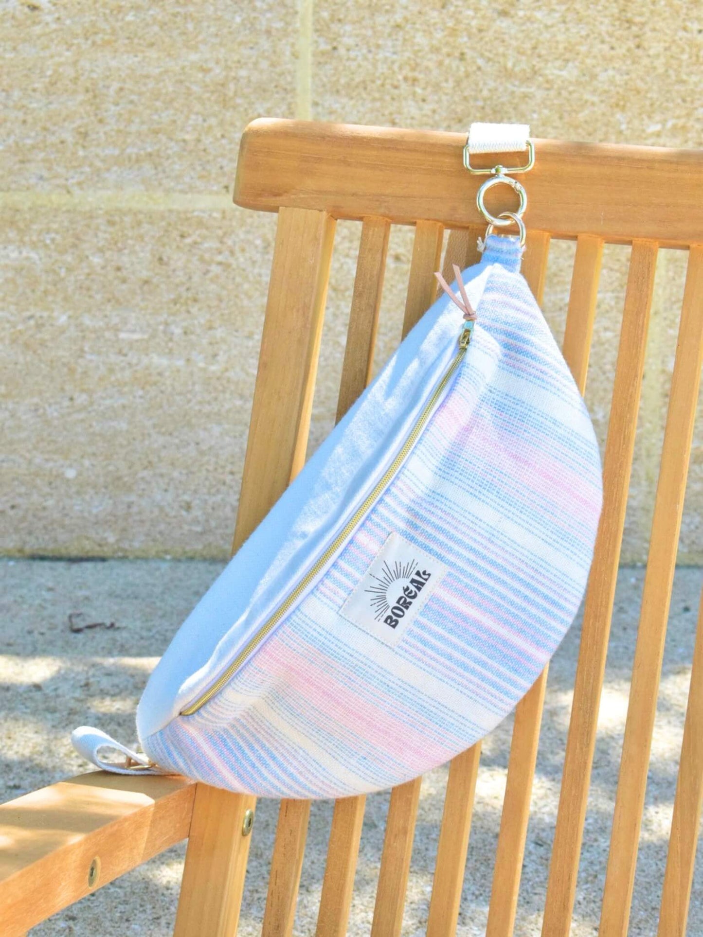 Sac banane bleu et blanc pour femme printemps, en laine, lin et coton, fabriqué en France.