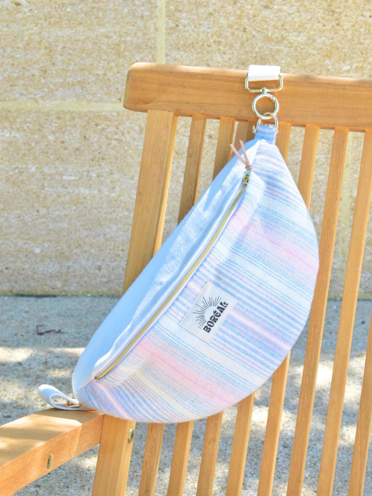 Sac banane bleu et blanc pour femme printemps, en laine, lin et coton, fabriqué en France.