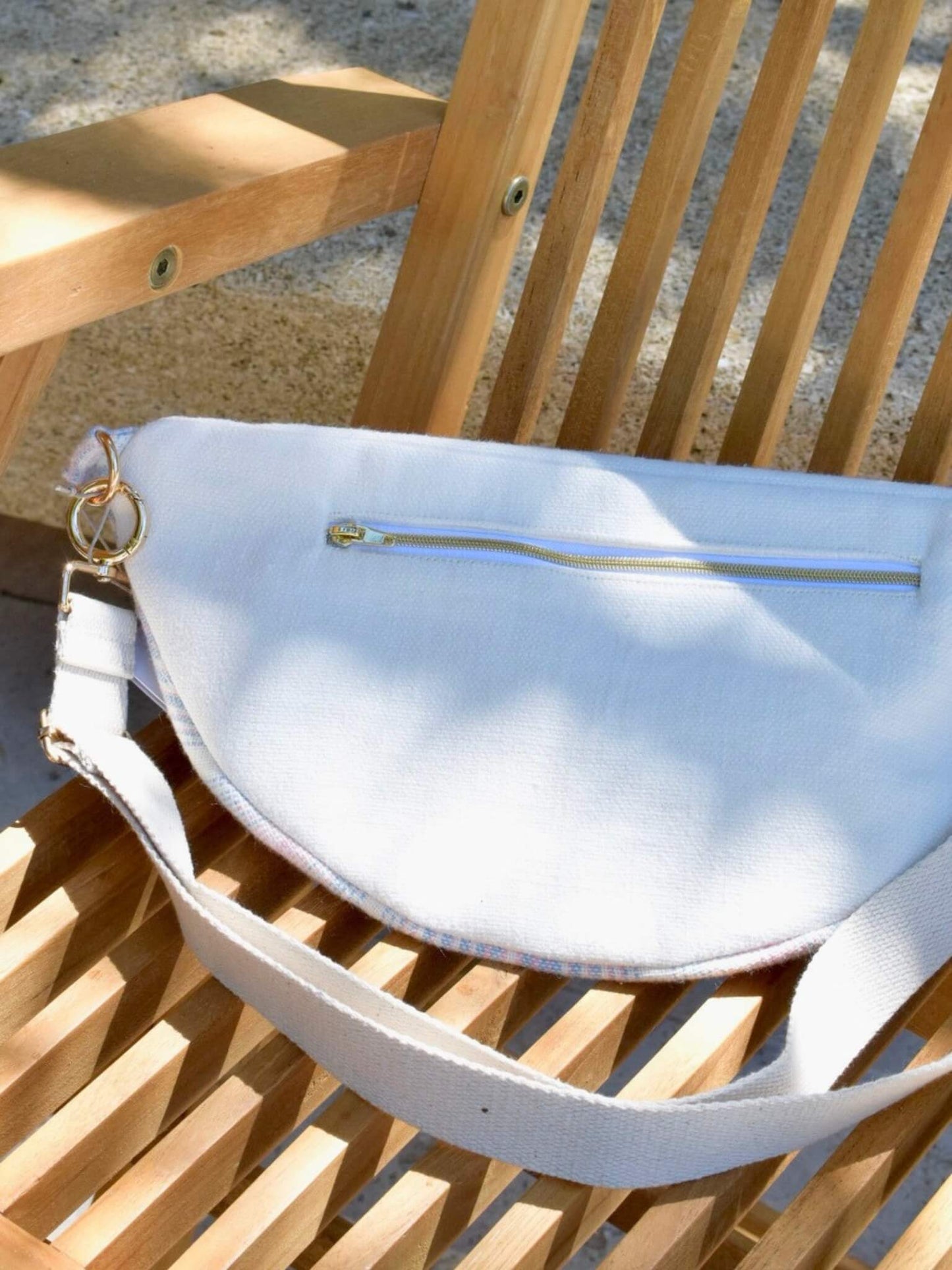 Sac banane bleu et blanc pour femme printemps, en laine, lin et coton, fabriqué en France.