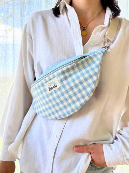 Sac banane à carreaux bleu et blanc pour femme printemps, en laine et coton, fabriqué en France.