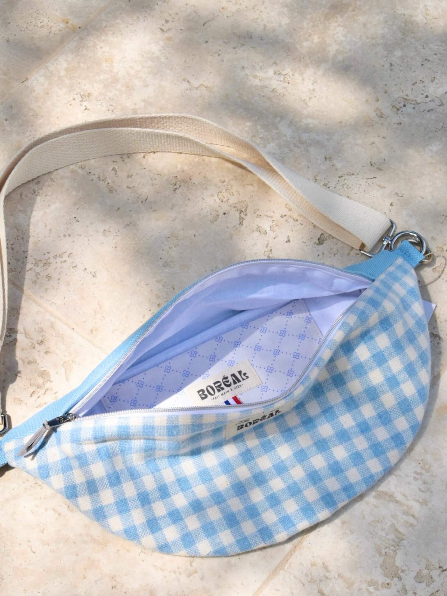 Sac banane à carreaux bleu et blanc pour femme printemps, en laine et coton, fabriqué en France.
