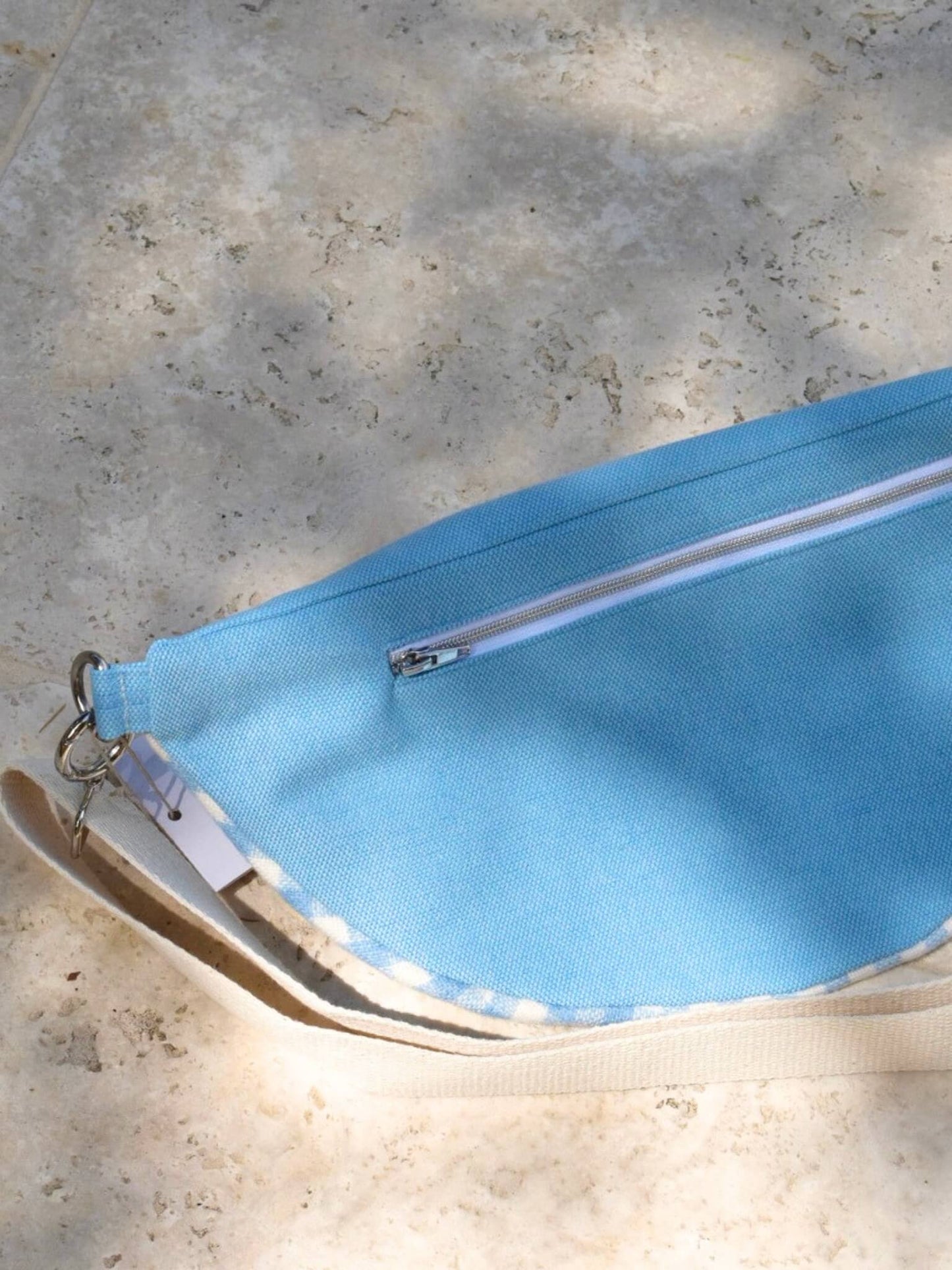 Sac banane à carreaux bleu et blanc pour femme printemps, en laine et coton, fabriqué en France.