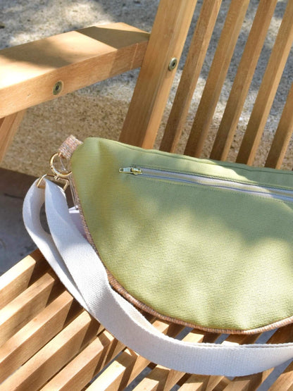 Sac banane kaki et beige pour femme printemps, en laine et coton, fabriqué en France.