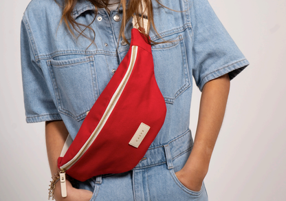 Sac banane rouge en coton bio porté par une femme, Casyx.