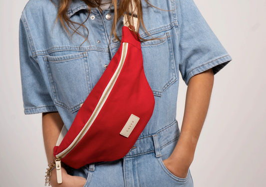 Sac banane rouge en coton bio porté par une femme, Casyx.