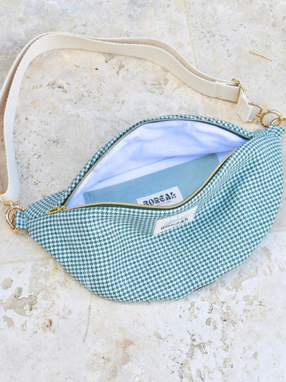 Sac banane pied de poule vert en laine avec une sangle beige.