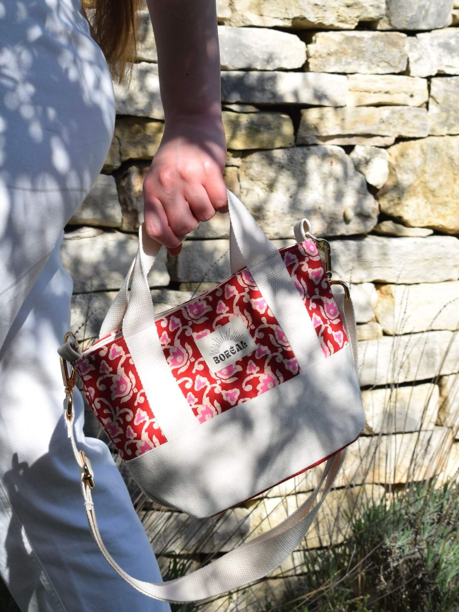 Sac à bandoulière en coton beige avec un imprimé fleuri rose, Boréal.