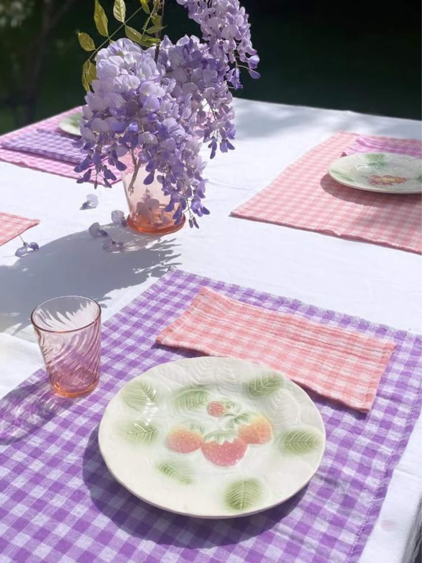 table dressée avec des sets de table vichy couleur violet