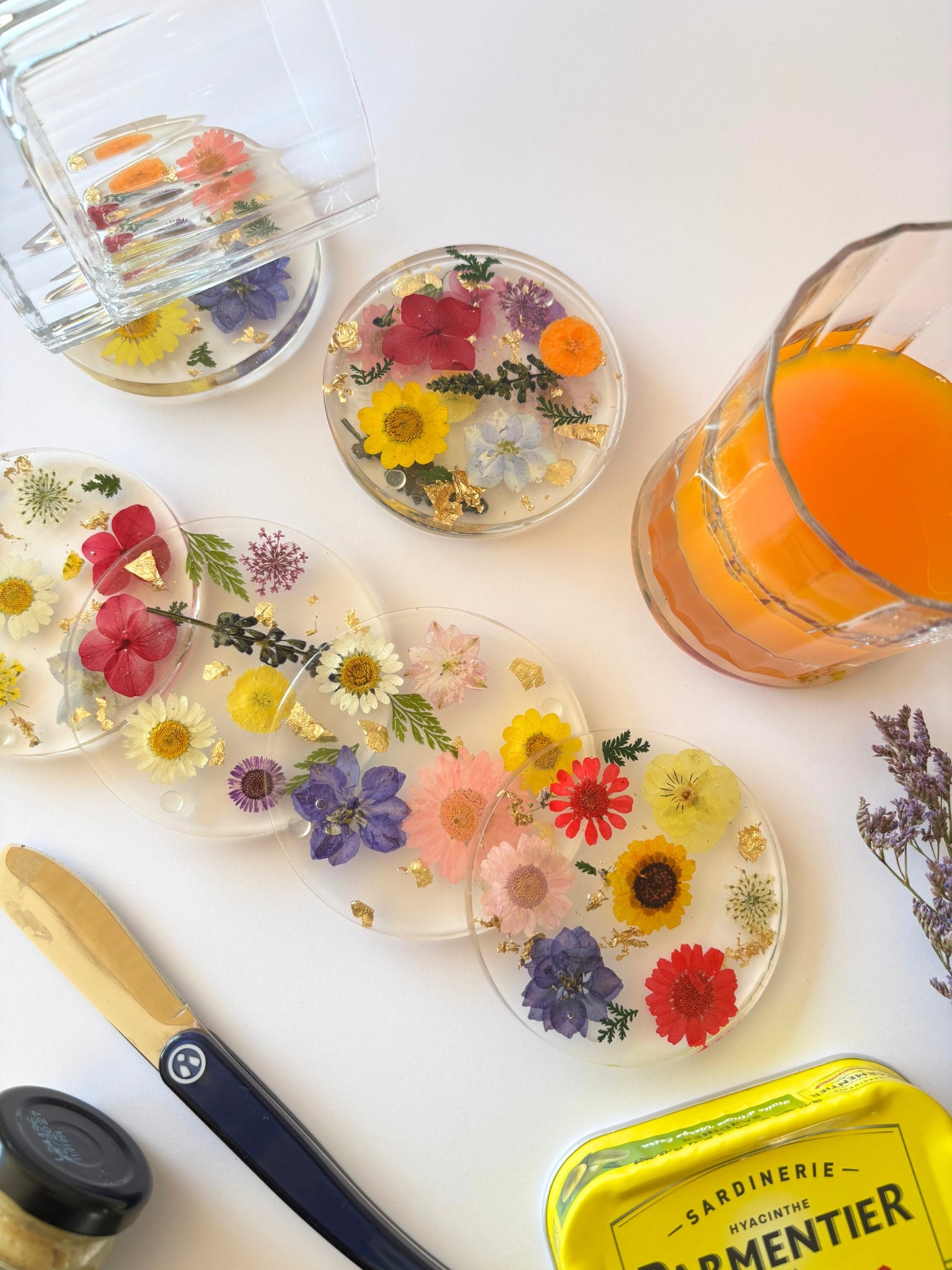 Dessous de verres en résine, fleurs séchées et feuilles dorées, pour l'apéritif.