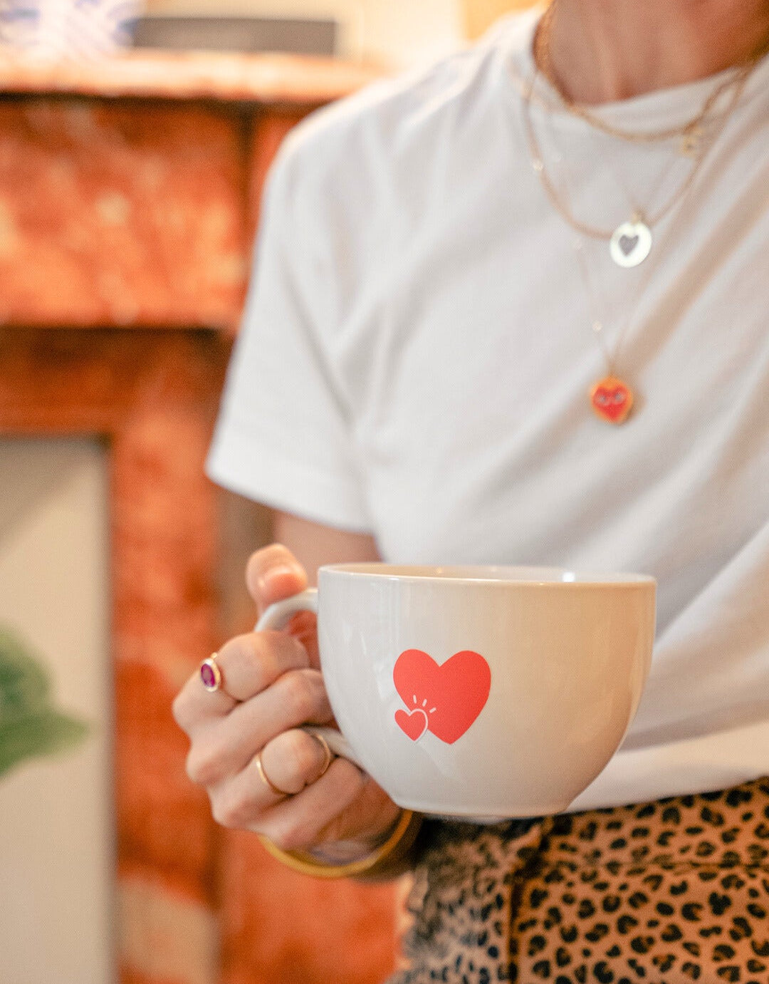 Stickers cœurs rouges collés sur un mug.