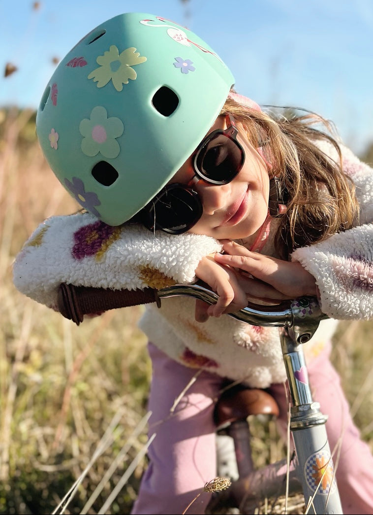 Stickers fleurs colorées, collés sur un casque d'un enfant.