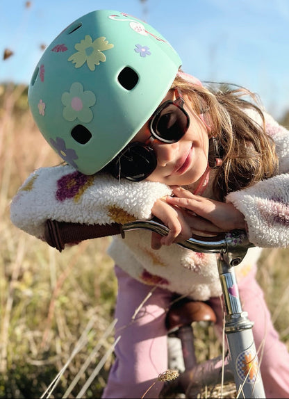 Stickers fleurs colorées, collés sur un casque d'un enfant.
