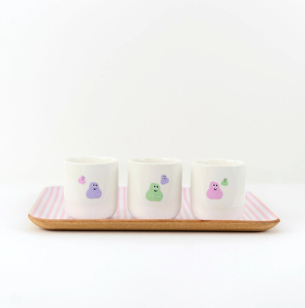 Stickers barbapapa collés sur des tasses.