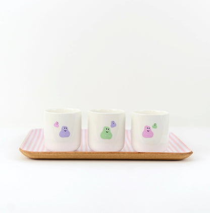 Stickers barbapapa collés sur des tasses.