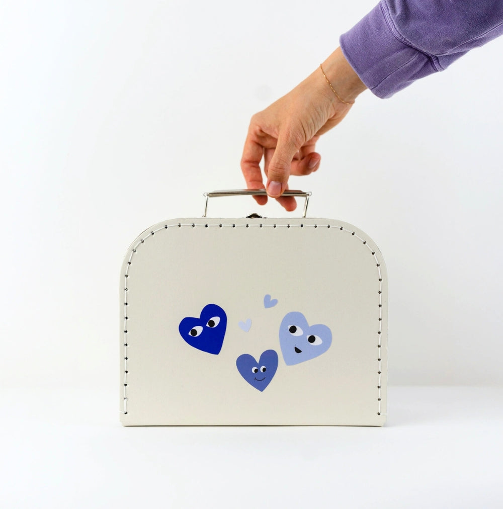 Stickers cœurs bleus collés sur une mallette.