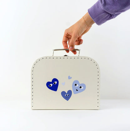 Stickers cœurs bleus collés sur une mallette.