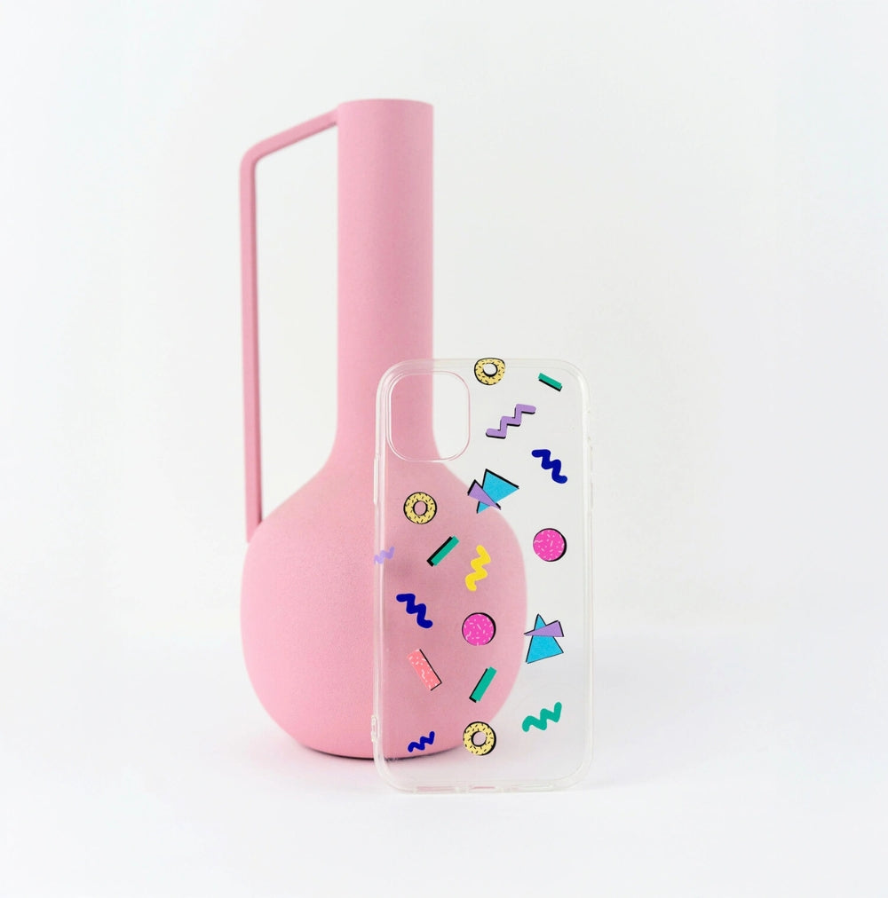 Stickers années 80 collés sur une coque de téléphone.