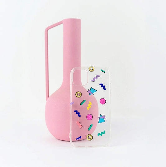 Stickers années 80 collés sur une coque de téléphone.