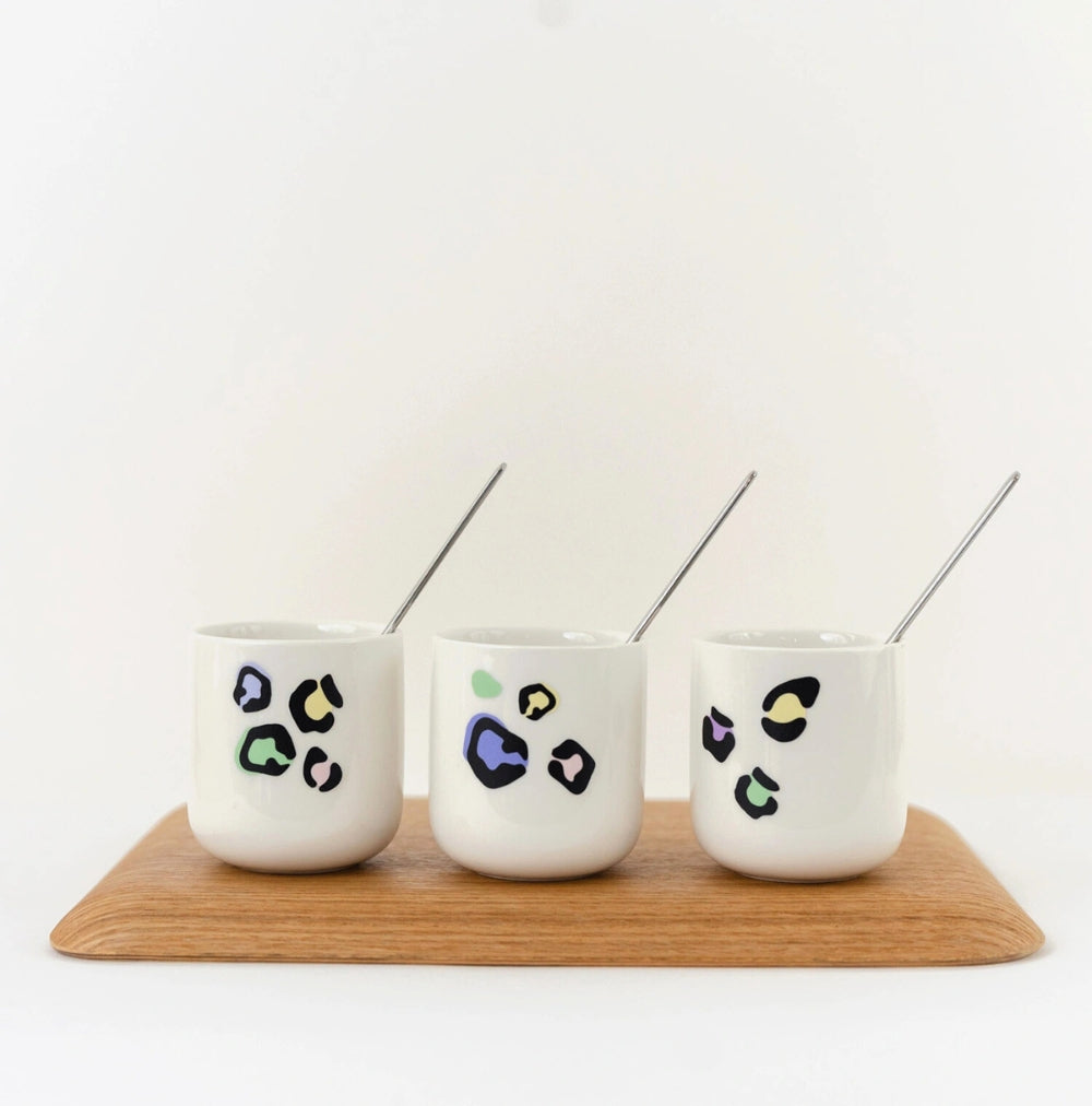 Stickers léopard collés sur des tasses.