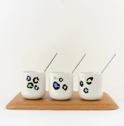 Stickers léopard collés sur des tasses.