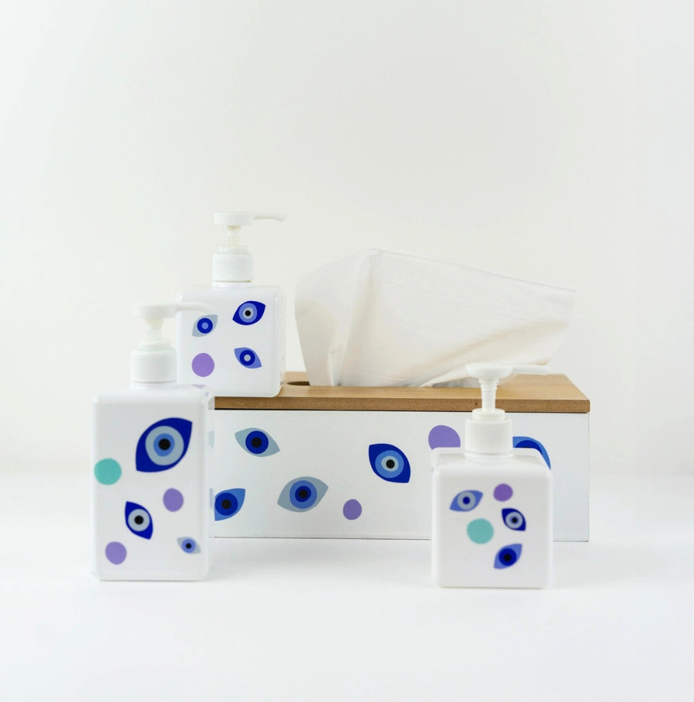 Stickers yeux bleus collés sur des accessoires de salle de bain.