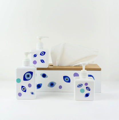 Stickers yeux bleus collés sur des accessoires de salle de bain.