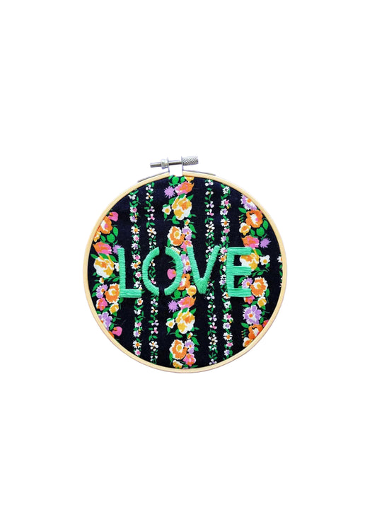Tambour en bois brodé coloré LOVE, imprimé fleurs vertes, jaunes, oranges et violettes, fabriqué en France, création unique et réalisée à la main