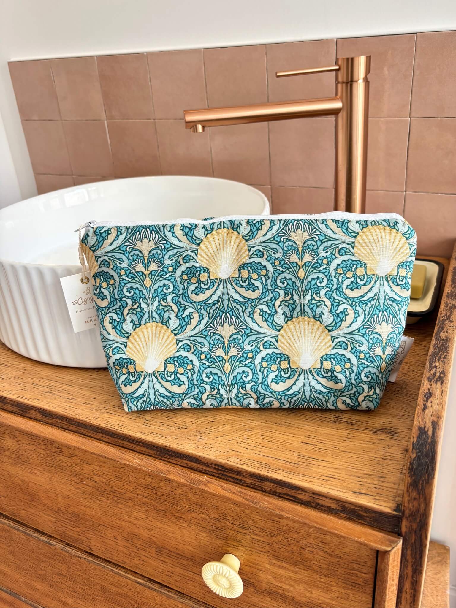 trousse de toilette bleue pour femme avec des coquillages