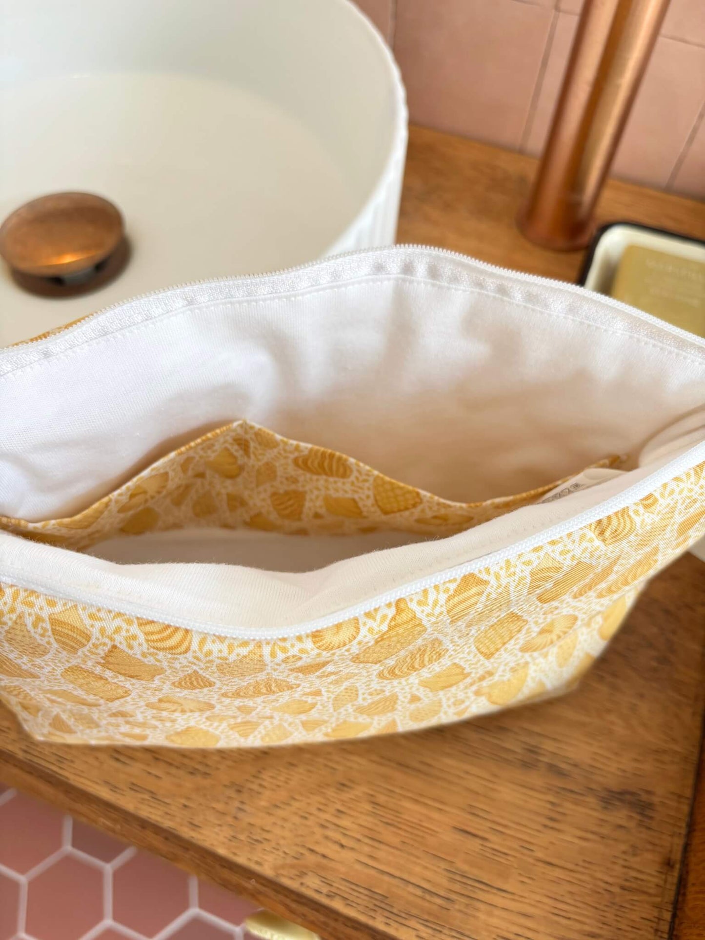 trousse de toilette pour femme avec des coquillages jaunes