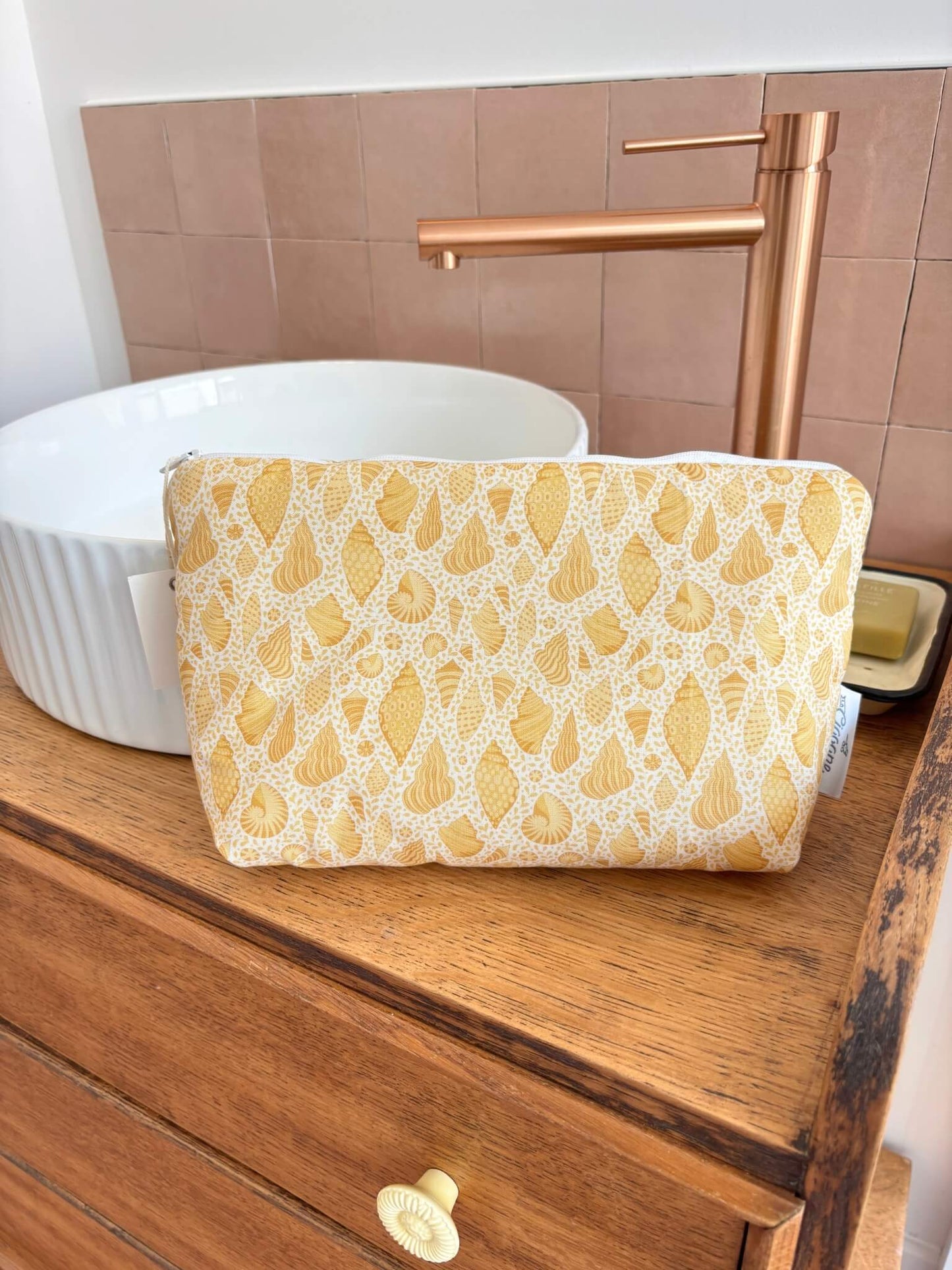 trousse de toilette pour femme avec des coquillages jaunes