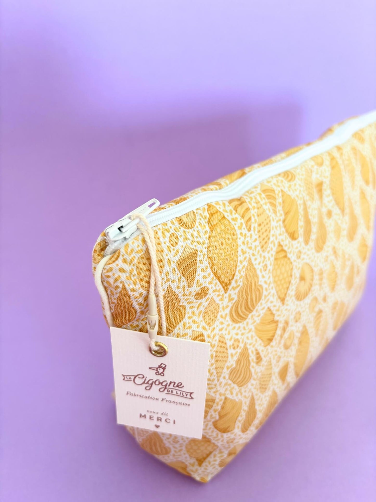 trousse de toilette pour femme avec des coquillages jaunes