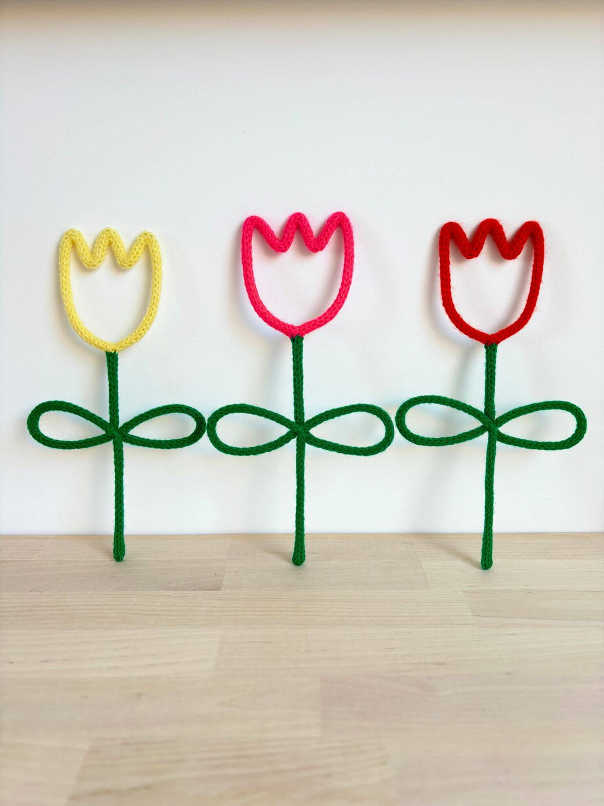 tulipes en tricotin, laine et fil de fer, fleurs, décoration murale et colorée, création unique et fait main en France
