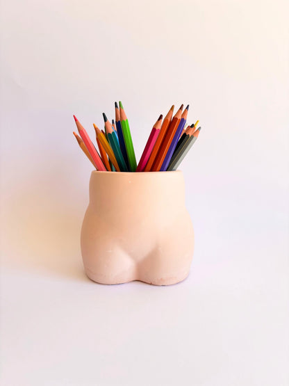 vase en forme de fesse artisanal avec des crayons de couleur