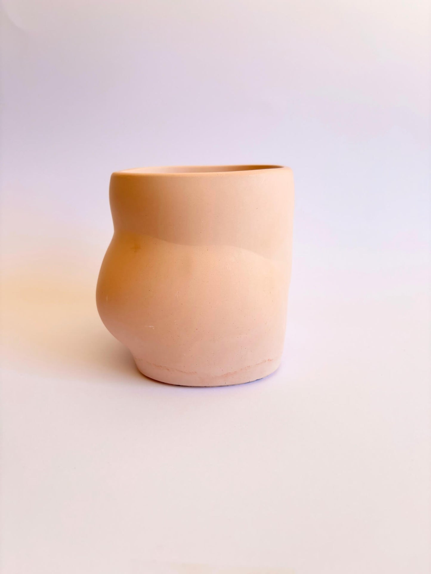 vase en forme de fesse artisanal