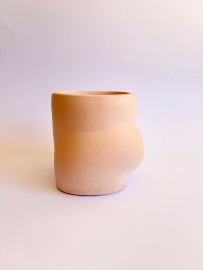 vase en forme de fesse artisanal