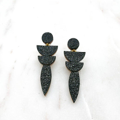 Boucles d'oreilles pendantes noires en cuir recyclé