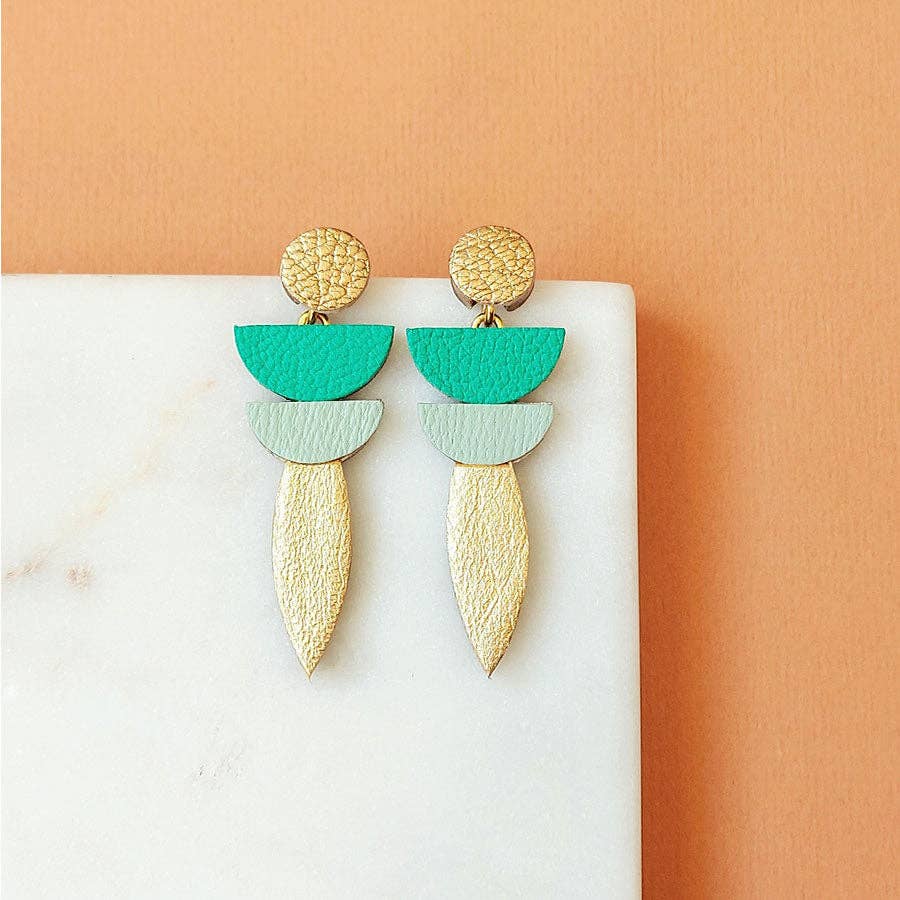 Boucles d'oreilles pendantes vertes et dorées en cuir recyclé